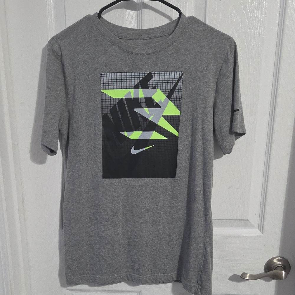 Nike Gray and Neon Green Graphic Boy's Tee XL